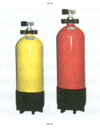 В каком сосуде давление меньше, если массы и температуры газов одинаковы?