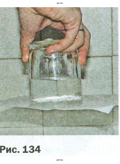 Почему не вытекает вода, если если стакан с водой накрыть листом бумаги и перевернуть